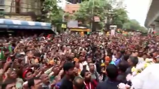 ➡️.....पश्चिम बंगाल में गृह मंत्री @AmitShah “29 तारीख को बेखौफ होकर मत डालने जाइए, दीदी के गुंडों की चिंता मत कीजिए,चुनाव आयोग ने चप्पे-चप्पे पर CRPF बैठा रखी है, आज मैं बोलकर जाता हूँ, चुनाव के बाद भाजपा सरकार आने वाली है, फिर भी 60 दिनों तक CRPF यहीं रहने वाली है”