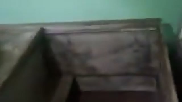 ➡️......बेड के नीचे तहखाना, तहखाने में असलहा फैक्टरी-
मेरठ में डबल बेड के नीचे छिपी अवैध असलहा फैक्ट्री का खुलासा हुआ, पुलिस ने छापा मारकर तहखाने से भारी मात्रा में बने और अधबने हथियार बरामद किए
मौके से 11 लोगों को गिरफ्तार किया गया जबकि 10 आरोपी फरार हैं, पुलिस अब हथियारों की सप्लाई नेटवर्क और खरीददारों की जांच में जुटी है