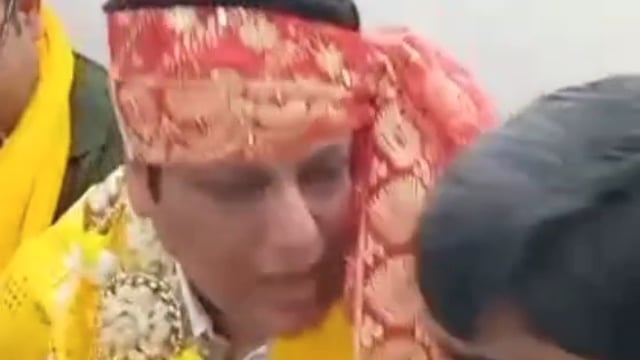 MANT-मंदिर में दर्शन के बीच अचानक बढ़ी भीड़, जब पहुंचे बॉलीवुड के ‘हीरो नंबर 1’”