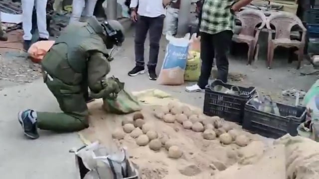 🆕️ .....पश्चिम बंगाल ब्रेकिंग...
TMC कार्यकर्ता के घर से 100 जिंदा बम बरामद...
TMC कार्यकर्ता मोहम्मद रफीकुल इस्लाम के घर ने कई जिंदा बम बरामद किए गए
चुनाव आयोग ने पुलिस को 24 घंटे के भीतर सभी विस्फोटक जब्त करने का आदेश दिया है।