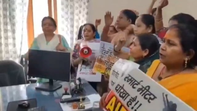 ➡️......लखनऊ में स्मार्ट मीटर को लेकर हंगामा
ऊर्जा मंत्री एके शर्मा के आदेशों का नहीं दिखा असर
ज्यादा बिजली बिल से उपभोक्ताओं में नाराजगी
इंदिरा नगर सेक्टर-25 पावर हाउस पर प्रदर्शन
अधिकारियों-कर्मचारियों के खिलाफ जोरदार प्रदर्शन
लोगों के पहुंचने से पहले अधिकारी दफ्तर से गायब
परेशान सैकड़ों उपभोक्ताओं की नहीं हो रही सुनवाई