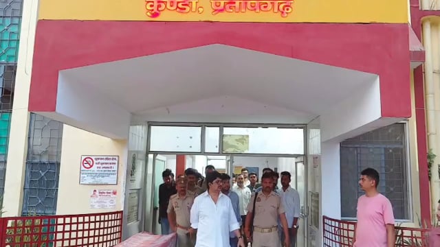 मौली गांव सड़क हादसे में घायल श्रद्धालुओं के लिए देवदूत बने राजा भइया अस्पताल पहुंचाकर #latest_news 