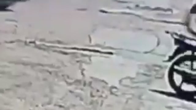 *फिरोजाबाद की लेडी लुटेरी* 
बंटी कुमार 10 लाख रुपए लेकर बैंक में जमा करने जा रहे थे, इसी बीच बाइक पर 2 लड़के और 1 लड़की आए और तमंचा सटाकर लूट कर दी
वीडियो में देखिए लेडी लुटेरी कैसे लूट को अंजाम दे रही है।