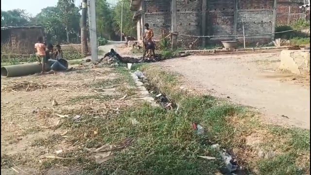 कोलडीहा में युवाओं ने दिखाई पहल, खुद के खर्चे से बनाई नाली