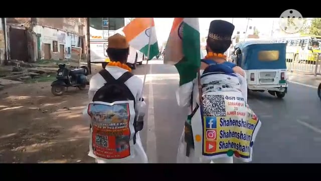 आगरा में दो शख्स जो की लखीमपुर खीरी का और गोरखपुर से दोनों  अपनी मनोकामना पूरी होने पर अजमेर शरीफ दरगाह जाते दिखे पैदल