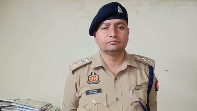 पुवायां के अधिकारी वाइट देते 