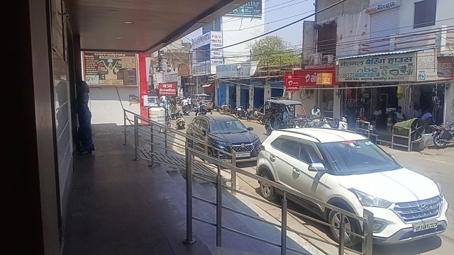 निपुण हॉस्पिटल बहादुरगंज रोड पर खड़ी गाड़ी शाहजहांपुर जिसकी वजह से लगता है जाम 