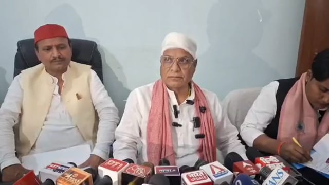 सपा डेलीगेशन ने दिया कटरिया मामले के पीड़ित परिवार को 5 लाख का चेक 