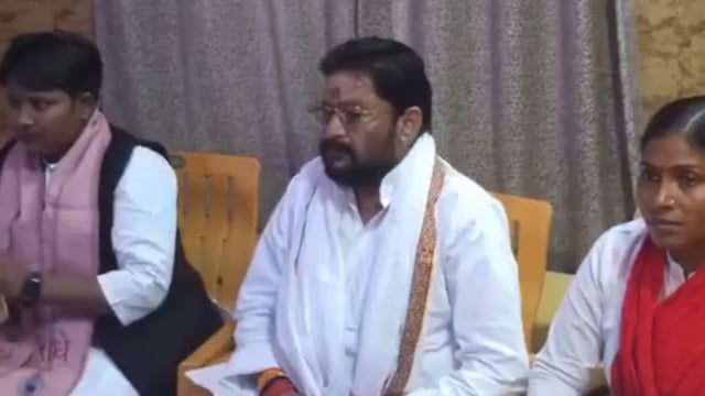 अखिलेश यादव के निर्देश पर सपा डेलीगेशन ने सौंपा कटरिया पीड़ित परिवार को 5 लाख का चेक 