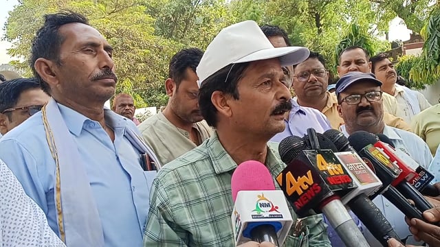 जिला बेसिक शिक्षा अधिकारी कार्यालय बीएसए का पुतला दहन किया गया शाहजहांपुर