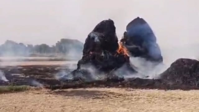 MANT-भूसे की बुर्जियों में लगी आग, हजारों का नुकसान,ग्रामीणों में मचा, हड़कंप,,