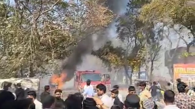 ➡️.....भीषण गर्मी-* सहारनपुर में चलती कार में अचानक लगी भीषण आग
कार कुछ ही देर में बनी आग का गोला, कार सवार ने कूदकर अपनी जान बचाई, सूचना पर फायर सर्विस की टीम मौके पर पहुंची, कड़ी मशक्कत के बाद आग पर पाया गया काबू, लेकिन तब तक कार पूरी तरह जलकर खाक, छुटमलपुर क्षेत्र की बताई जा रही घटना, घटना का वीडियो सोशल मीडिया पर वायरल।