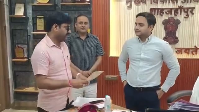प्रधानों की समस्याओं को लेकर CDO से मिले जिला अध्यक्ष
अनिल गुप्ता ने उठाए पंचायतों के मुद्दे, समाधान का मिला आश्वासन
जनपद की ग्राम पंचायतों से जुड़ी समस्याओं को लेकर राष्ट्रीय पंचायती राज ग्राम प्रधान संगठन के जिला अध्यक्ष अनिल गुप्ता ने मुख्य विकास अधिकारी उत्कर्ष द्विवेदी से मुलाकात की। इस दौरान उन्होंने फूलों का गुलदस्ता भेंट कर उनका स्वागत किया और प्रधानों की विभिन्न समस्याओं से अवगत कराया।