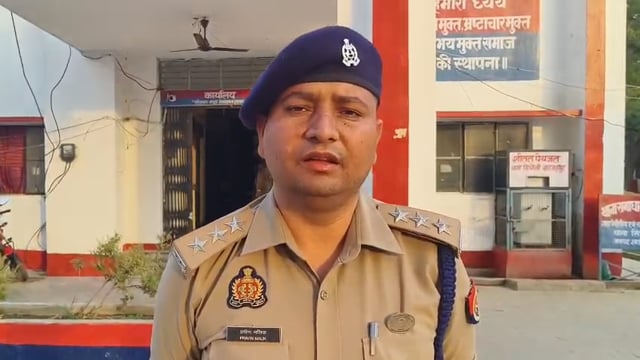 युवती आत्महत्या प्रकरण में आरोपी गिरफ्तार, पुलिस ने की विधिक कार्रवाई
शाहजहाँपुर के थाना सिंधौली क्षेत्र में एक युवती द्वारा आत्महत्या किए जाने के मामले में पुलिस ने त्वरित कार्रवाई करते हुए आत्महत्या के लिए दुष्प्रेरित करने वाले आरोपी को गिरफ्तार कर लिया है। क्षेत्राधिकारी पुवायाँ ने बताया कि घटना की सूचना मिलते ही पुलिस ने साक्ष्य एकत्र कर मुकदमा दर्ज किया और तत्परता से अभियुक्त को पकड़ लिया। मामले में आगे की विधिक कार्रवाई की जा रही है।
