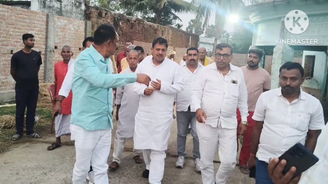 सांसद प्रतिनिधि के बड़े भाई के निधन पर संसद गिरिधारी यादव ने जताया शोक, परिजनों को दिया सांत्वना।