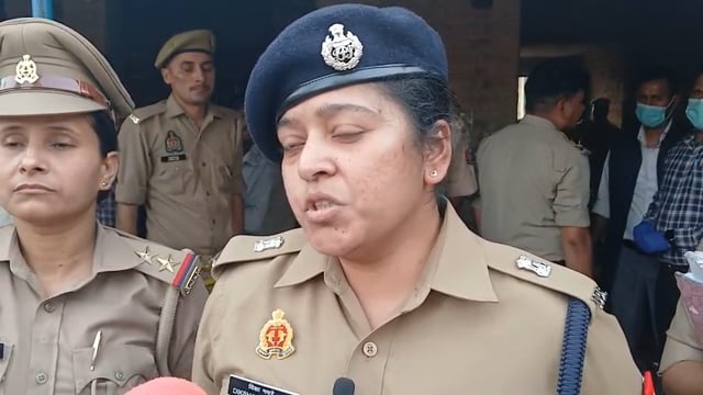 पत्नी की हत्या के आरोप में पति हिरासत में, पुलिस कर रही जांच
शाहजहाँपुर। थाना मिर्जापुर क्षेत्र में एक व्यक्ति द्वारा अपनी पत्नी की हत्या किए जाने का मामला सामने आया है। घटना की सूचना मिलते ही पुलिस मौके पर पहुंची और त्वरित कार्रवाई करते हुए आरोपी पति को हिरासत में ले लिया।