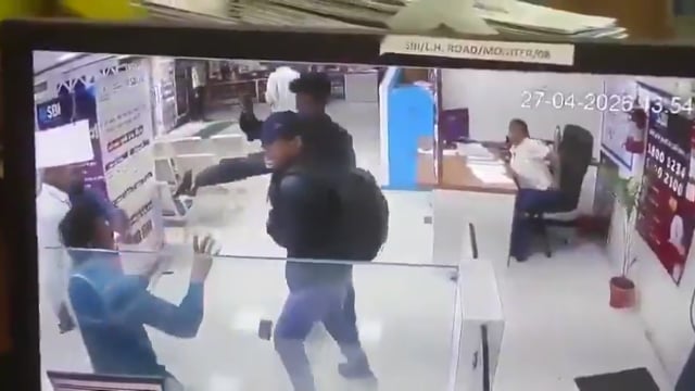 ➡️.....सूरत SBI में लूट का नया CCTV फुटेज
सब कम उम्र के लड़के हैं
इन्होंने बैंक में घुसते ही कर्मचारियों और ग्राहकों को बंधक बनाया
सबके फोन रख लिए, अलार्म के तार काट दिए
करीब 55 मिनट तक बैंक पर कब्जा रखा
इन लड़कों ने 50 लाख की लूट की है