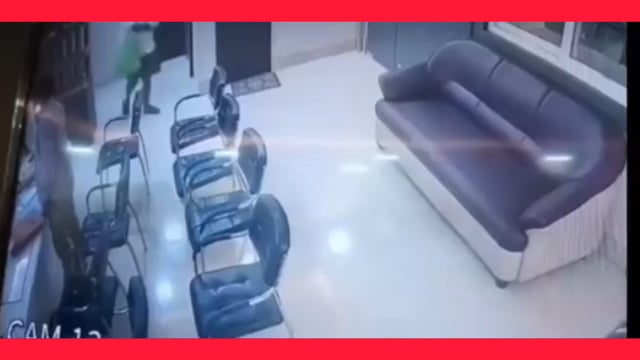 दिनदहाड़े नगर परिषद कार्यालय में गोलीबारी, EO की मौत, सभापति गंभीर घायल
सुल्तानगंज में अपराधियों का दुस्साहस, दफ्तर के अंदर घुसकर बरसाईं गोलियां