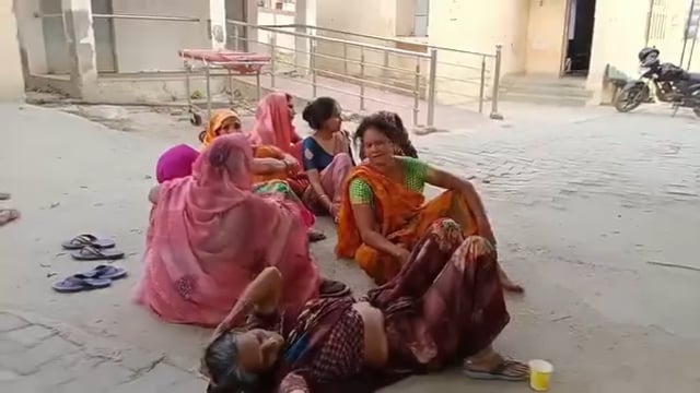 शादी समारोह से बाइक पर वापस लौट रहे थे, तभी रसूलपुर के पास यह भीषण टक्कर हुई.हादसे में दो युवकों की मौके पर ही मौत हो गई