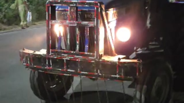 पलिया के ग्राम अतरिया में अवैध खनन करते पकड़ी ट्राली