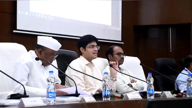 जिल्हाधिकारी कार्यालय में दिशा समित की महत्वपूर्ण बैठक आयोजित की गई। बैठक की अध्यक्षता सांसद डॉ. नामदेव किरसान ने की।