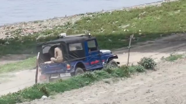 ये मेरा क्षेत्र नहीं: यमुना में एक लाश और तीन चौकियों की संवेदनहीनता,

कई घंटों तक यमुना में पड़ी रही युवक की लाश, सीमा क्षेत्र में उलझी पुलिस,

ख़ामोश रही जिम्मेदारी और इंसानियत।