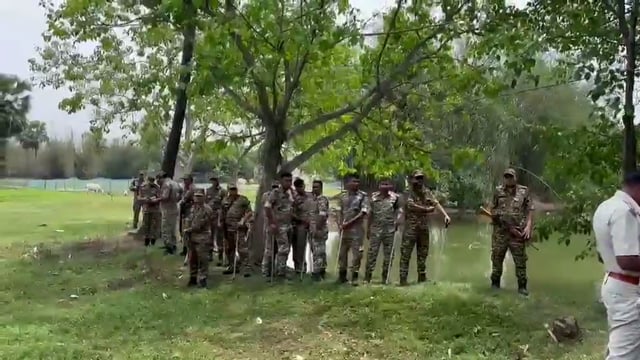 ➡️....पश्चिम बंगाल का एक गाँव केतुग्राम में। 6 जीवित बम बरामद किए गए हैं। केंद्रीय बलों ने पूरे इलाके को घेर लिया है।