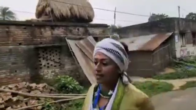 ➡️......बंगाल पुलिस का असली चेहरा!*
बंगाल पुलिस का एक जवान गांव में TMC को वोट देने की कर रहा था अपील!
गांव के लोगों ने देखते ही बंगाल पुलिस के इस जवान का एकजुट होकर विरोध किया।