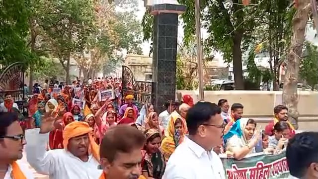 बांसडीह कस्बे में हजारों महिलाओं के साथ सड़क पर उतरी विधायक केतकी सिंह,राहुल गांधी का फूंका पुतला