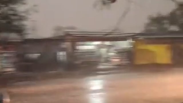 मोहम्मदाबाद मौसम ने बदला रंग तेज़ हवा के साथ भारी बारिश 