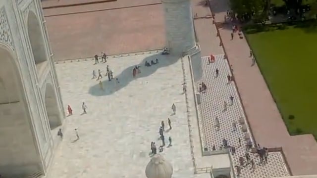 ➡️आगरा⬅️ ...ताज की सुरक्षा में भारी लापरवाही,
*ताजमहल की मीनार से सफाई कर्मचारियों ने दिल बनाकर अपने सोशल मीडिया प्लेटफार्म पर डाला*
कॉन्ट्रैक्ट पर था सफाई कर्मचारी, रील डालने के बाद सफाई कर्मचारी को हटाया गया, सफाई कर्मचारियों की ठेकेदार कंपनी 
मैसर्स पप्पन को नोटिस जारी किया एएसआई ने
सवाल सिर्फ एक आखिर कैसे बनी प्रतिबंधित एरिया में रील?