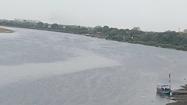 यमुना नदी में अज्ञात युवक का शव मिलने से फैली सनसनी