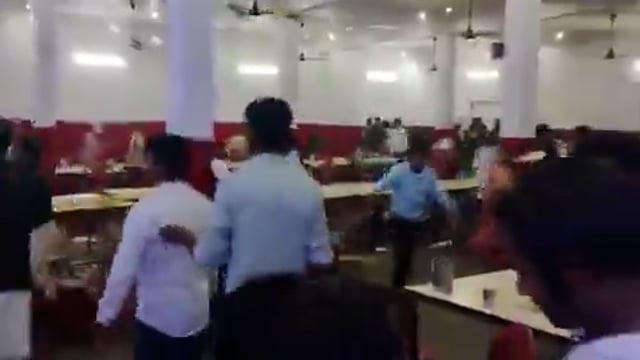 ➡️......बोटी खत्म हो गयी तो कुर्सी फिकव्वर हुई गयी*
यूपी के रामपुर में लड़ा गया ये कुर्सी युद्ध देखिए 
शादी समारोह में 'बोटी' खत्म क्या हुई, मैरिज हाल युद्ध का मैदान बन गया , इस युद्ध की शुरुआत नॉनवेज खत्म होने के बाद हुई
अंत में पुलिस के आने के बाद माहौल शांत हुआ
अब पुलिस ने दोनों पक्षों की तहरीर के आधार पर मुकदमा दर्ज कर लिया है और आरोपियों की पहचान की जा रही है