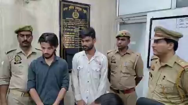 ➡️.....खुद ही किडनैप हो गए फैज बाबू-
कानपुर- फैज के कथित अपहरण का मामला झूठा निकला, मां की शिकायत पर पत्नी के संदेश माध्यम पर एक लाख रुपये की फिरौती मांगी गई थी, जांच में पुलिस ने गाजियाबाद से उसके दोस्त फरजान को पकड़ा और उसकी निशानदेही पर फैज को बरामद किया, पूछताछ में खुलासा हुआ कि कर्ज चुकाने से बचने और मालिक को फंसाने के लिए फैज ने खुद ही अपहरण की साजिश रची थी