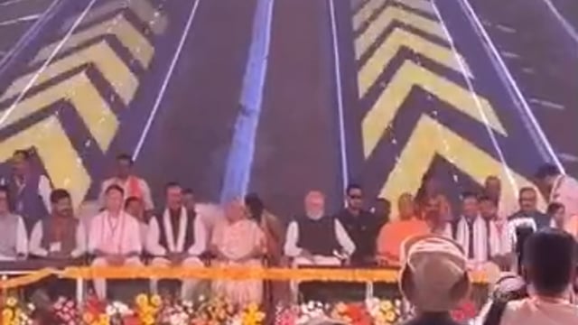 प्रधानमंत्री नरेंद्र मोदी हरदोई पहुंचे मंच पर