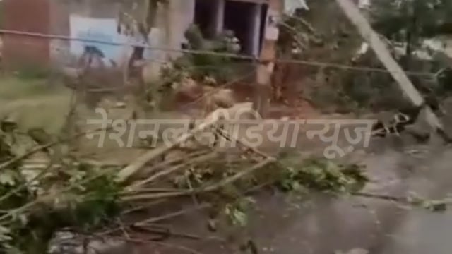 अंबेडकर नगर में बुधवार शाम भीषण आंधी से जनजीवन बेपटरी दर्जनों स्थानों पर विद्युत पोल क्षतिग्रस्त।
​पेड़ और खंभे गिरने से रास्ते बंद बिजली आपूर्ति पूरी तरह ठप।

Krishna Singh