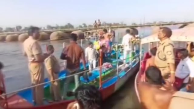 पानीगांव पुल के समीप यमुना के गहरे पानी में बैखोफ स्नान कर रहे नाबालिग किशोर, 

दर्दनाक हादसे के बाद भी बेपरवाह प्रशासन।