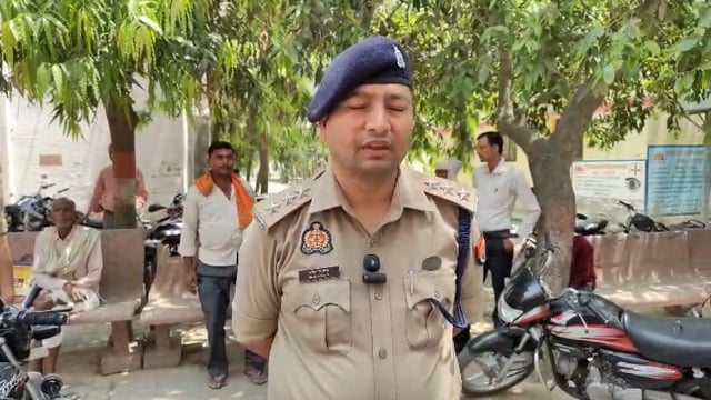 फ्लाईओवर पर दर्दनाक हादसा: एक ही परिवार के 4 लोगों की मौत
थाना पुवायाँ क्षेत्र के बड़ागांव स्थित फ्लाईओवर पर बोलेरो और मोटरसाइकिल की भीषण टक्कर में एक ही परिवार के चार लोगों—एक पुरुष, एक महिला और दो बच्चों—की मौके पर ही मौत हो गई। घटना के बाद पुलिस तत्काल मौके पर पहुंची, शवों को कब्जे में लेकर पोस्टमार्टम के लिए भेजा गया और आवश्यक कानूनी कार्यवाही शुरू की गई। क्षेत्राधिकारी पुवायाँ ने बताया कि दुर्घटना के कारणों की जांच की जा रही है और संबंधित वाहन के खिलाफ कार्रवाई की जा रही है।