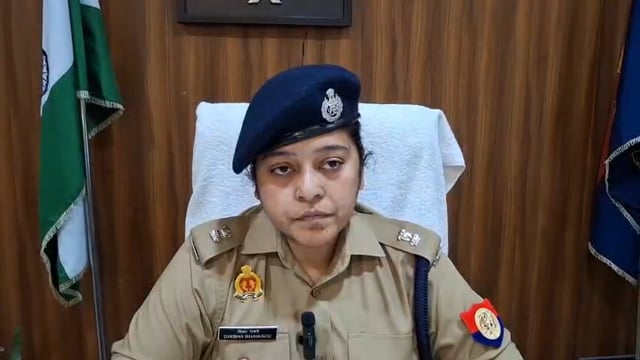 फ्लाईओवर हादसे में एक ही परिवार के चार लोगों की दर्दनाक मौत
थाना पुवायाँ क्षेत्र के बड़ागांव फ्लाईओवर पर बोलेरो और मोटरसाइकिल की भीषण टक्कर में बाइक सवार एक पुरुष, एक महिला और दो बच्चों समेत कुल चार लोगों की मौके पर ही मौत हो गई। घटना की सूचना मिलते ही पुलिस मौके पर पहुंची, शवों को कब्जे में लेकर पोस्टमार्टम के लिए भेजा और आवश्यक कानूनी कार्रवाई शुरू की।