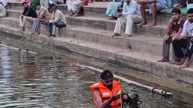 MANT-आस्था के बीच हादसा: राधाकुंड में नहाते वक्त युवक की डूबकर मौत से,सनसनी,,