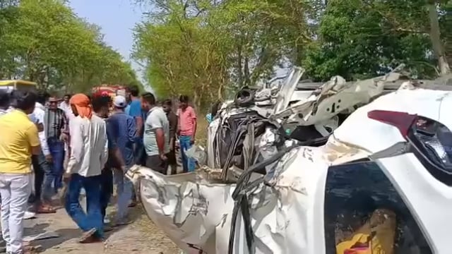 खुटार क्षेत्र में दर्दनाक सड़क हादसा में 3 महिलाओं की मौत बच्चे समेत चार घायल

शाहजहांपुर के खुटार-पुवायां मार्ग पर रोतापुर पेट्रोल पंप के पास एक भीषण सड़क हादसे में तीन महिलाओं की मौके पर ही मौत हो गई, जबकि दो बच्चों समेत चार लोग घायल हो गए। सभी घायलों को उपचार के लिए सीएचसी भेजा गया है। हादसा उस समय हुआ जब एक परिवार पहली विदाई के बाद बहू को लेकर पुवायां के गांव आगौना जा रहा था।