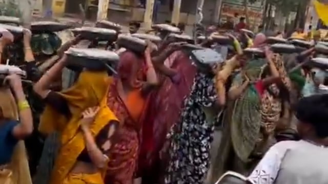 ➡️......अब यूपी के फिरोजाबाद में स्मार्ट मीटर के खिलाफ महिलाओं ने प्रदर्शन किया......
यूपी के अलग-अलग जिलों में इस तरह के प्रदर्शन हो रहे हैं, जनता स्मार्ट मीटर उखाड़कर फेंक रही है
इससे पहले लखनऊ, कानपुर, मेरठ, आगरा, हमीरपुर, बांदा, हापुड़ के साथ साथ तमाम जिलों में ऐसे प्रदर्शन हो चुके हैं