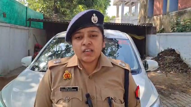 खुटार में दर्दनाक सड़क हादसा: 3 महिलाओं की मौत, 2 घायल

30 अप्रैल 2026 को थाना खुटार क्षेत्र के ग्राम रौतापुर कला में कार और तेल टैंकर की जोरदार टक्कर हो गई। हादसे में कार सवार तीन महिलाओं की मौके पर ही मौत हो गई, जबकि दो पुरुष गंभीर रूप से घायल हो गए। सूचना पर पहुंची पुलिस ने घायलों को अस्पताल भिजवाया और आगे की विधिक कार्रवाई शुरू कर दी। घटना को लेकर अपर पुलिस अधीक्षक ग्रामीण, शाहजहाँपुर ने भी जानकारी दी है।