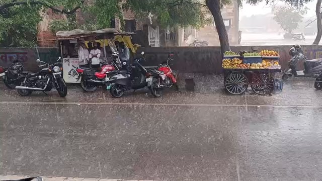 आगरा शहर में फिर मौसम ने लिया बदलाव बारिश की बूंदे एवं ओले पड़ने की जगह-जगह आशंका और तेज हवाओं के साथ आंधी जैसा रुख