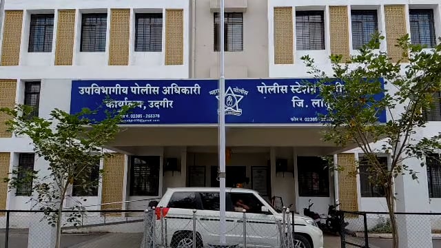 उदगिरात दारूच्या नशेत ऑप्टिकल दुकानाची तोडफोड,12 वर्षांच्या मुलाला काठीने मारहाण