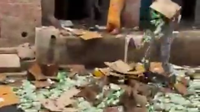 ➡️यूपी ⬅️  इटावा के एक गांव की महिलाओं ने शराब के ठेके पर धावा बोलकर 5 लाख की शराब मिट्टी में मिला दी
कारण: घर-परिवार के लोगों का शराबी बनना और कलह बढ़ना
ग्रामीणों का आरोप है कि ठेका अवैध रूप से घनी आबादी के बीच चल रहा था. जबकि ये ठेका किसी दूसरे गांव के लिए आवंटित था