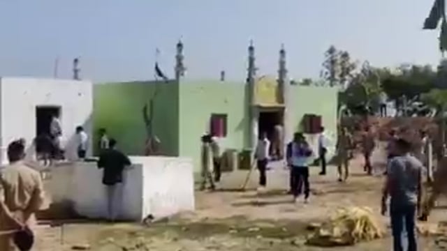 ➡️...गुजरात सरकार ने *द्वारका में* अवैध मजार को ध्वस्त कर दिया 🚜