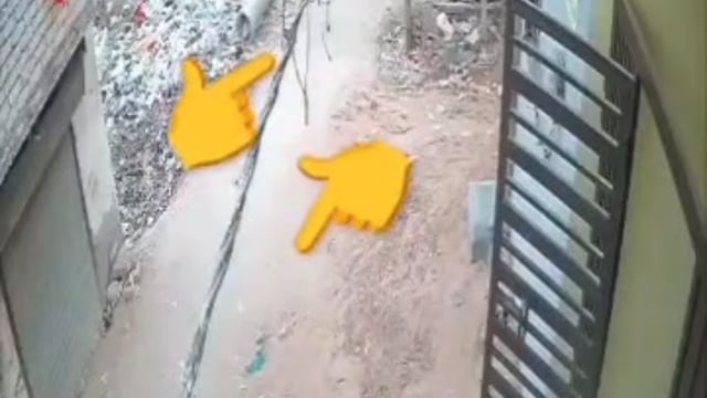 ➡️......ट्रांसफ़ॉर्मर के ठीक सामने गाड़ियां पार्क नहीं करनी चाहिए, और न ही लोगों को खड़ा होना चाहिए; एक तय सुरक्षित दूरी बनाए रखनी चाहिए।* 
*गाड़ी पार्क करने या उसके बहुत पास खड़े होने से खतरनाक नतीजे हो सकते हैं।* 
*अगर आप बहुत पास खड़े होंगे, तो मैग्नेटिक फ़ील्ड आपको अपनी ओर खींच लेगी—पीछे कुछ नहीं छोड़ेगी, यहां तक कि आपकी हड्डियों का ढांचा भी नहीं।*