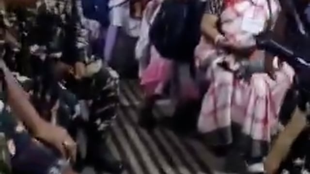 ➡️.....सेंट्रल फोर्स ने भी बहुत अच्छा काम किया है। पूरे दिन बूथ पर खड़े रहने के बाद, वे रात में तूफान के बीच EVM ले जाने में महिला बूथ ऑफिसर के साथ थे।*