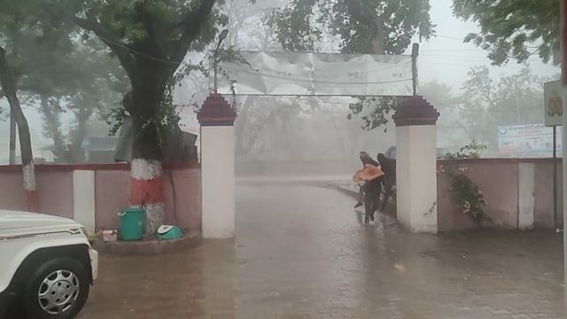 मथुरा में आंधी बारिश और हल्की ओलावृष्टि